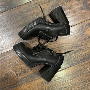 Women’s chunky platform Lace-Up Heeled Steve Madden VTG
